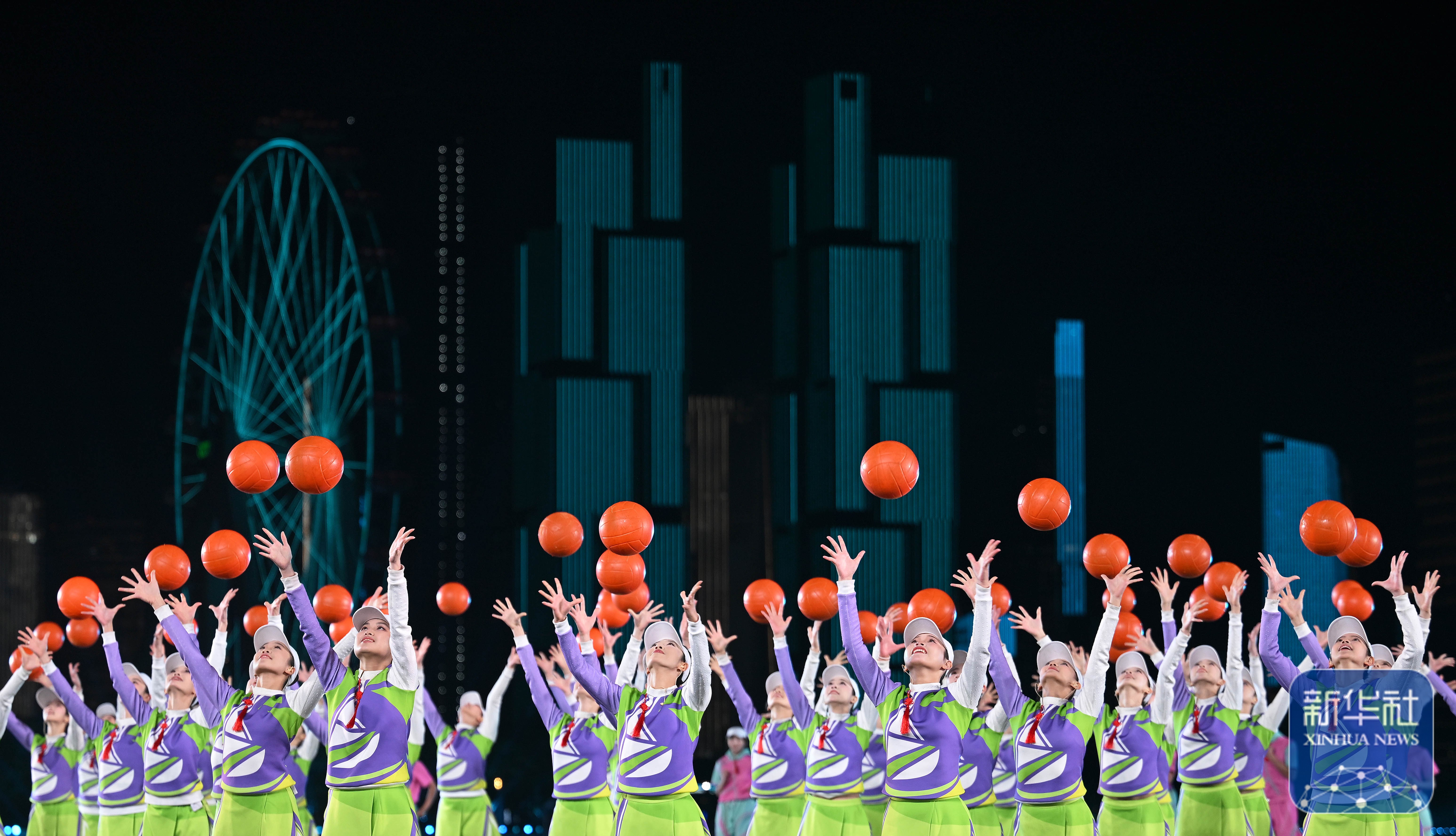 ↑ 演员在闭幕式现场表演。 新华社记者 张龙 摄